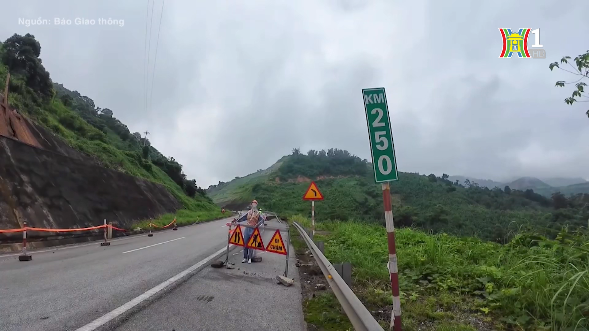 Km250 cao tốc Nội Bài - Lào Cai đã xảy ra sạt lở nghiêm trọng.